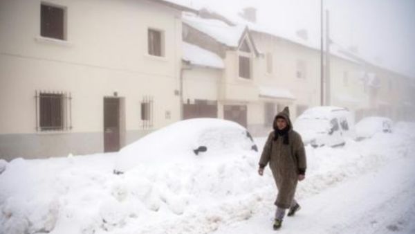 تراكم الثلوج في بلدة عفران الجبلية في وسط المغرب
