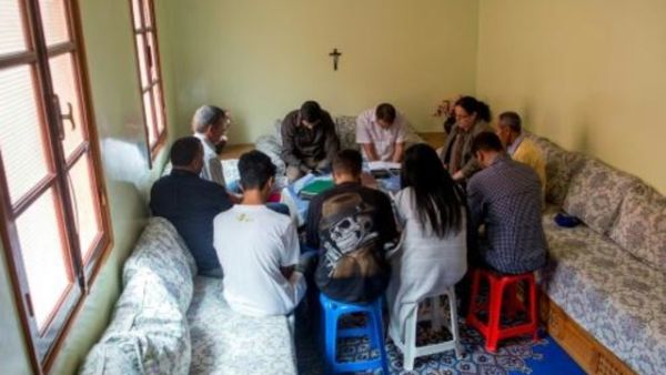 مغربيون اعتنقوا المسيحية يصلون في اكادير

