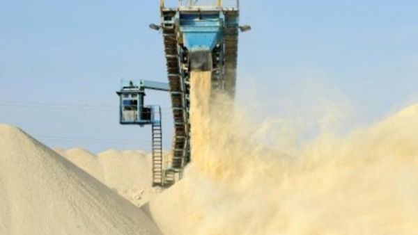 فوسفات غير معالج يلقى من جبل على حزام متحرك في مصنع تابع لمجموعة المجمع الشريف للفوسفات

