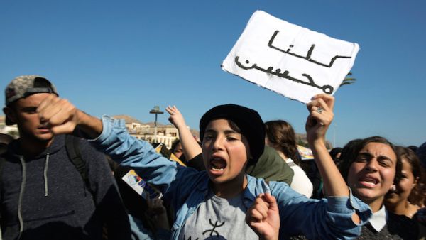 الآلاف يتظاهرون في الحسيمة المغربية على خلفية مقتل بائع السمك

