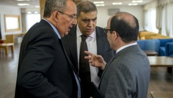 وزير الداخلية المغربي ومسؤولين اثنين اخرين بعد اجتماع في مدينة الحسيمة التي تشهد حركة احتجاجية في شمال المغرب
