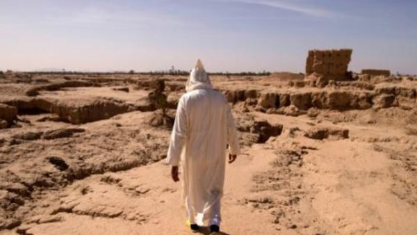 رجل يعبر منطقة ضربها الجفاف كانت جزءا من واحة تفيلالت المغربية الى شمال الريساني والصحراء الكبرى
