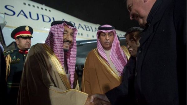 العاهل السعودي الملك سلمان بن عبد العزيز لدى وصوله الى موسكو