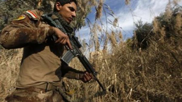 أحد أفراد قوات جهاز مكافحة الإرهاب العراقي في حي الأندلس في الموصل
