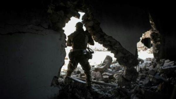 عنصر من القوات العراقية خلال عملية استعادة الموصل
