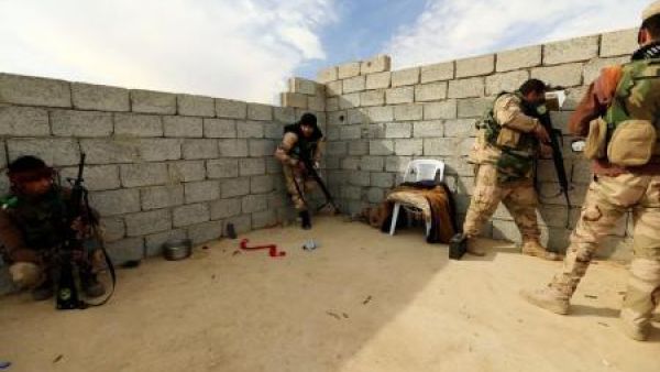 جنود عراقيون خلال معركة ضد تنظيم الدولة الإسلامية شرق الموصل
