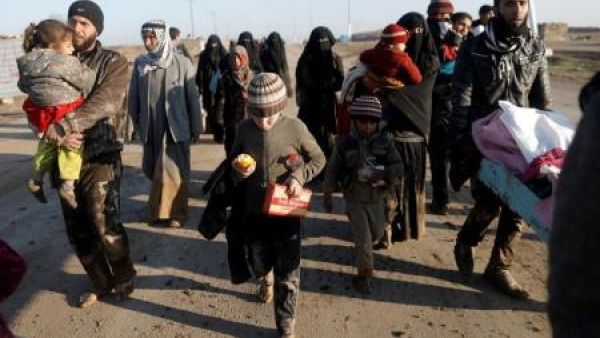 نازحون عراقيون تركوا منازلهم بفعل الحرب بين القوات العراقية وتنظيم الدولة الاسلامية في الموصل

