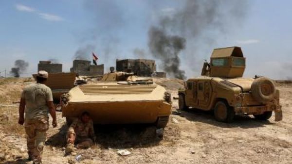 آليتان عسكريتان وجنديان عراقيان قرب خط مواجهة مع مقاتلي الدولة الإسلامية في شمال غرب الموصل
