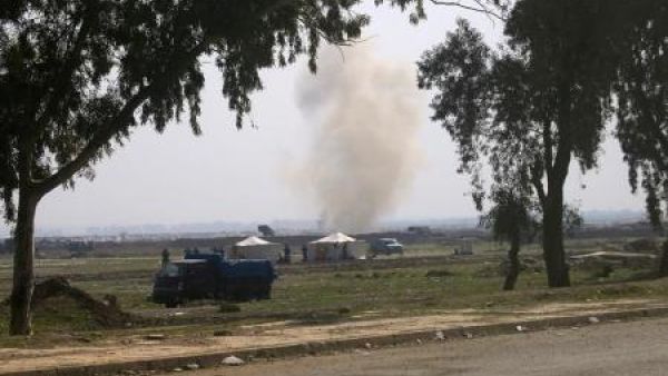 دخان يتصاعد أثناء معركة للقوات العراقية ضد تنظيم الدولة الإسلامية في الموصل

