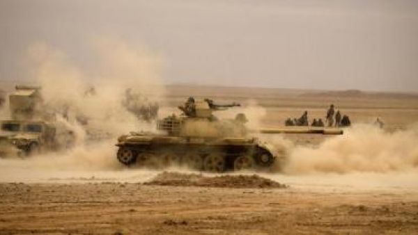 جنود عراقيون يطلقون قذيفة من دبابة اثناء اشتباكات مع مسلحي الدولة الاسلامية في قرية شيالة الامام يوم الأربعاء
