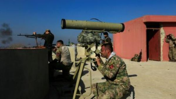 افراد من وحدات الرد السريع التابعة للجيش العراقي تتأهب خلال اشتباك مع مقاتلي الدولة الاسلامية في حي يارمجة في جنوب الموصل
