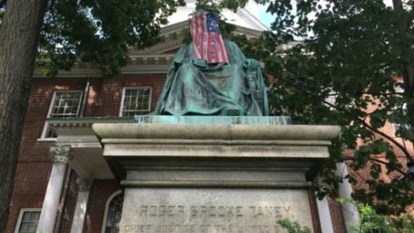 ازالة تمثال قاض اميركي اصدر حكما عنصريا ضد الاميركيين الافارقة

