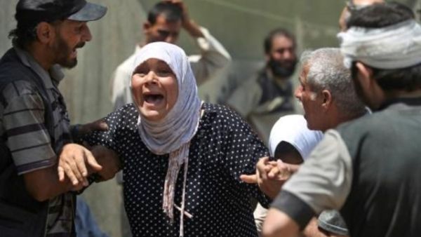 عراقية تبكي بعد أن روعها تفجير انتحاري في أثناء هروب السكان من الموصل القديمة
