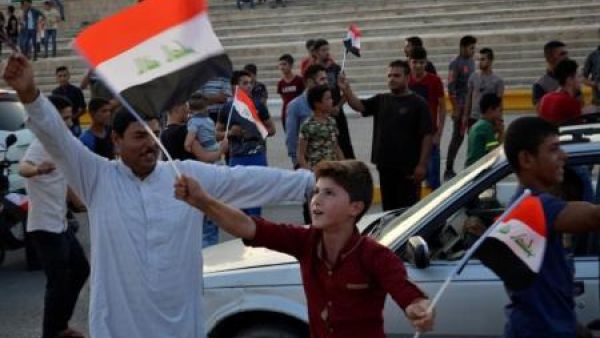 عراقيون يحتفلون بتحرير الموصل 
