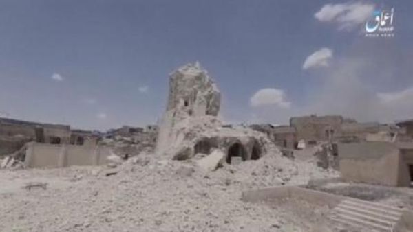 صورة مأخوذة من لقطات فيديو تظهر تدمير مسجد النوري الكبير في المنطقة القديمة بالموصل في شمال العراق يوم الخميس
