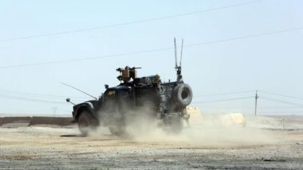 عربة مصفحة أمريكية تعود إلى قاعدة بالقرب من غرب الموصل بعد مهمة في المدينة حيث تقاتل قوات عراقية تنظيم الدولة الاسلامية 

