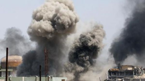 دخان يتصاعد خلال قتال بين القوات العراقية ومقاتلي تنظيم الدولة الإسلامية غرب الموصل 
