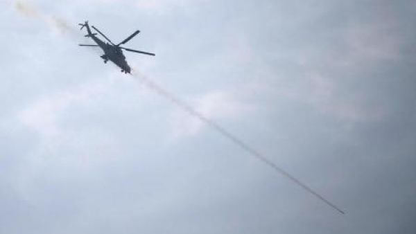 طائرة هليكوبتر تابعة للجيش العراقي تطلق صاروخا على مواقع لتنظيم الدولة الإسلامية في غرب الموصل
