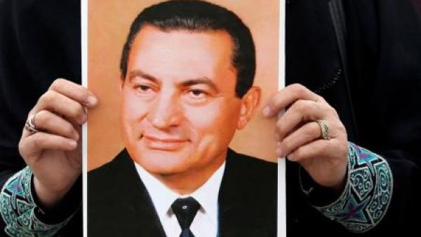 امراة مصرية تحمل صورة للرئيس الأسبق حسني مبارك