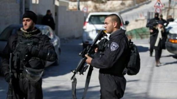 جنود اسرائيليون في حي جبل المكبر بالقدس الشرقية
