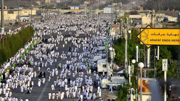 الحجيج ينفرون إلى مزدلفة بعد اداء الركن الاعظم وقوفا بعرفات
