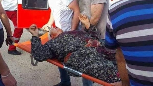 المسنة بديعة محمد حمدان خلال اسعافها بعد تعرضها لاعتداء المستوطنين