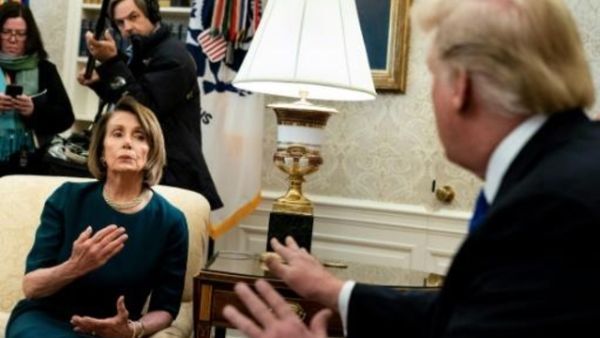 الرئيس الأميركي دونالد ترامب خلال لقائه نانسي بيلوسي في البيت الأبيض

