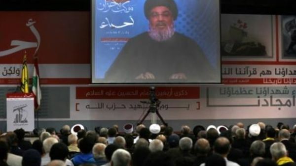 حسن نصرالله يتحدث عبر شاشة في مناسبة حزبية وسط حشد من أنصاره تجمعوا في قاعة في الضاحية الجنوبية لبيروت
