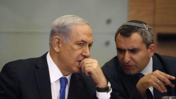 رئيس الوزراء الاسرائيلي بنيامين نتنياهو يسار