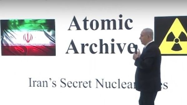 نتانياهو خلال تقديمه عرضا للصحفيين حول برنامج ايران النووي مقر وزارة الدفاع الاسرائيلية في تل ابيب