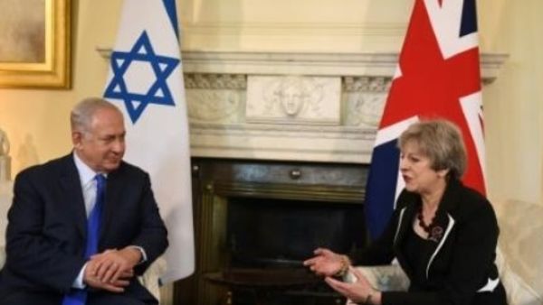 رئيسة الوزراء البريطانية تيريزا ماي (يمين) تتحدث مع نظيرها الاسرائيلي بنيامين نتانياهو خلال لقائهما في لندن
