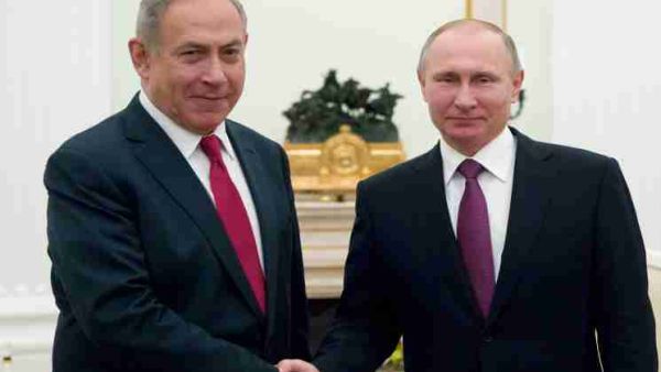 الرئيس الروسي فلاديمير بوتين (يمين) ورئيس الحكومة الاسرائيلية بنيامين نتانياهو