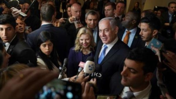 نتانياهو وزوجته ساره يتحدثان الى الصحافة خلال معرض اقيم في مقر الامم المتحدة حول تاريخ اليهود في القدس

