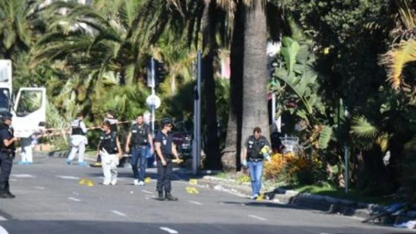 محققون في موقع الاعتداء في نيس