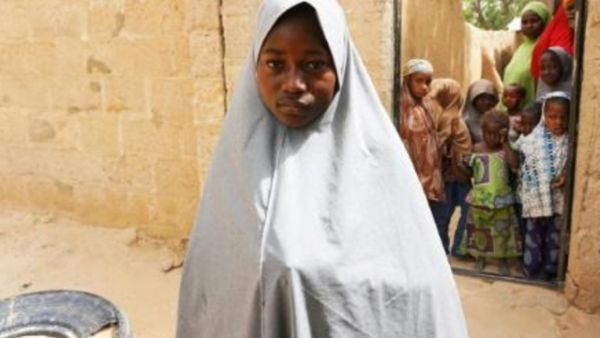 تسلقت حسنة محمد البالغة 13 عاما سياجا للهرب من هجوم مشتبه به لجماعة بوكو حرام الجهادية على مدرسة في دابشي في شمال شرق نيجيريا

