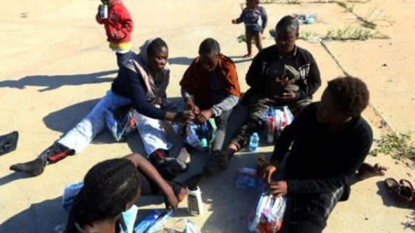 مهاجرون أفارقة يصلون غلى قاعدة بحرية في طرابلس

