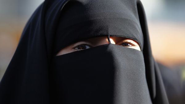 الجزائر تحظر النقاب في أماكن العمل