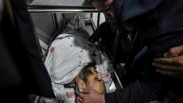 جثمان القيادي في كتائب القسام نور بركة في مشرحة مستشفى في خان يونس في جنوب قطاع غزة
