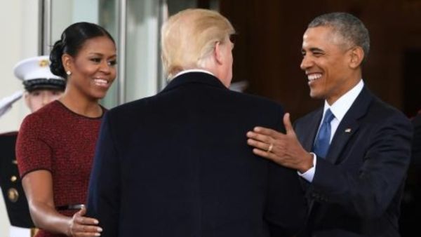 اوباما وزوجته يستقبلان ترامب في البيت الابيض قبل مغادرته


