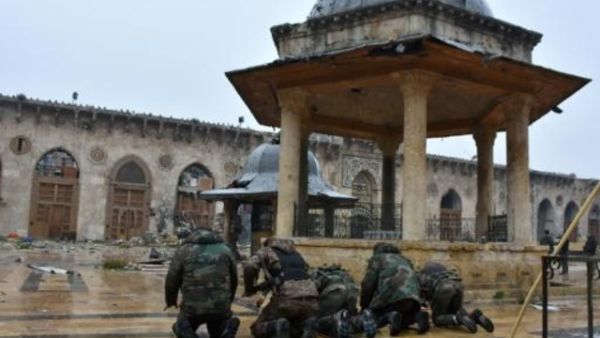 جنود سوريون يصلون في الجامع الاموي في حلب
