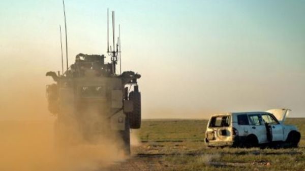 آلية عسكرية تابعة لقوات سوريا الديموقراطية أثناء عملية لطرد جهاديي تنظيم الدولة الإسلامية من منطقة الباغوز في محافظة دير الزور في شرق سوريا
