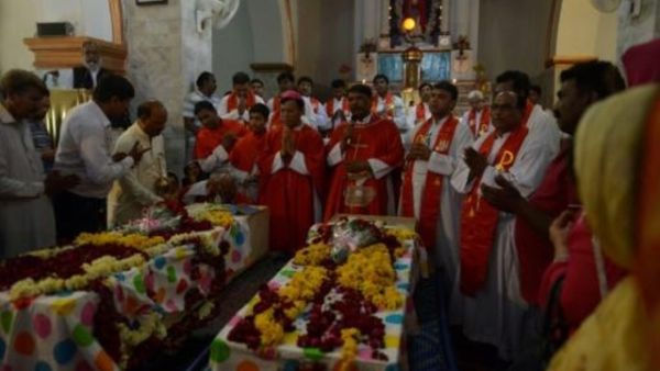 مسيحيون باكستانيون في جنازة اشخاص قتلوا في اعتداء انتحاري في لاهور خلال أحد الفصح العام الفائت.

