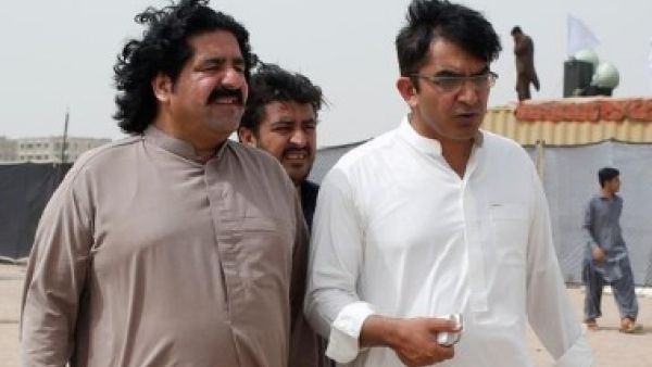 السلطات الباكستانية تمنع نائبين ينتقدان الجيش من مغادرة البلاد