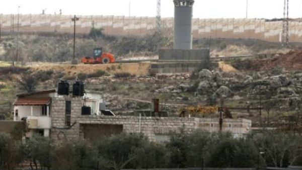 منزل عائلة جمعة قرب الجدار الاسرائيلي في الضفة الغربية
