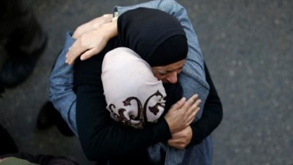 سيدتان تتبادلان العزاء اثناء جنازة الشاب الفلسطيني احمد الخروبي في رام الله بالضفة الغربية المحتلة 
