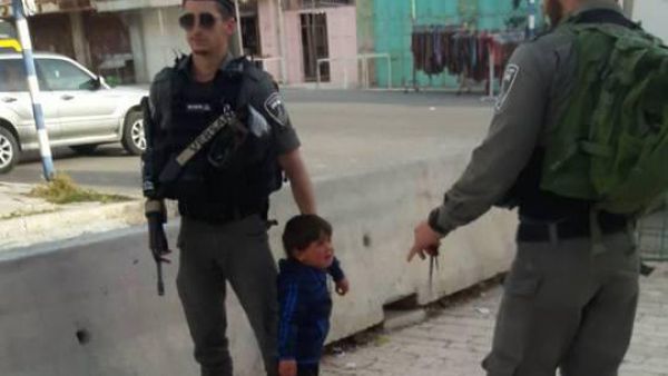 احتجاز طفل عمره 3 اعوام بدعوى محاولته طعن جنود اسرائيليين