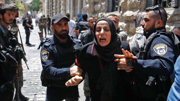 استمرار التوتر في القدس لليوم الثالث بسبب البوابات الإلكترونية

