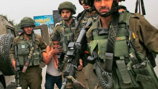 جنود اسرائيليون يعتقلون بوشحية طفلا فلسطينيا