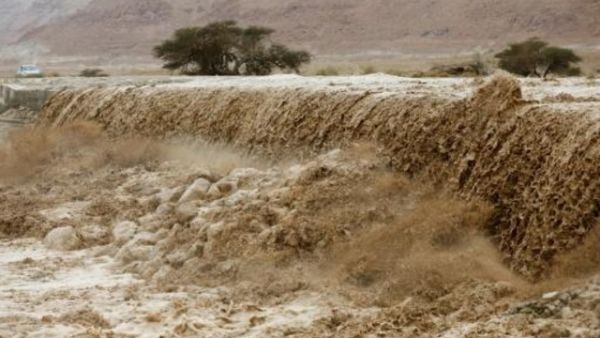 تدفق السيول بعد امطار غزيرة في اسرائيل قرب البحر الميت
