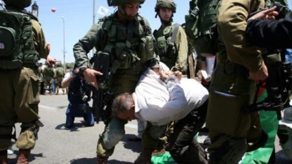 جنود إسرائيليون يعتقلون فلسطينيا خلال تظاهرة تضامن مع المعتقلين الفلسطينيين المضربين عن الطعام في سجون إسرائيل

